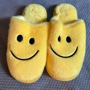 Sunny Yellow Smiley Face Slippers💛